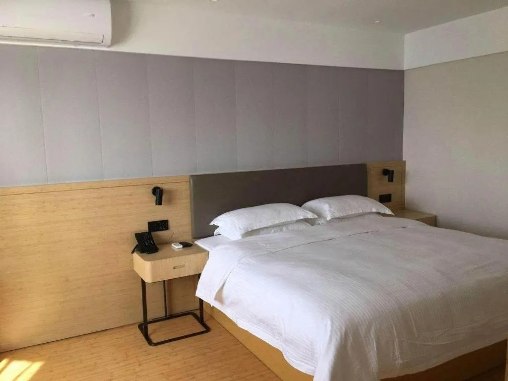 Bed in GreenTree Inn Lianyungang Suning Square Hualian Mantion Hotel