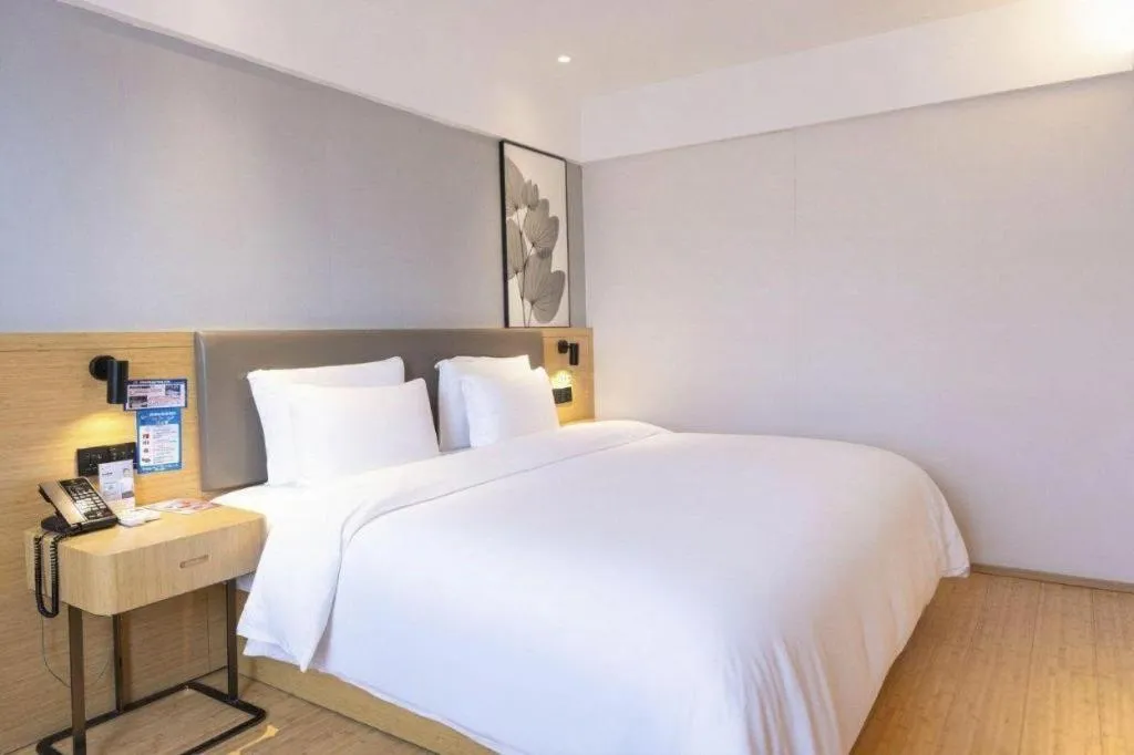 Bed in GreenTree Inn Lianyungang Suning Square Hualian Mantion Hotel