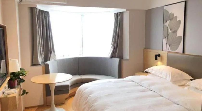 Bed in GreenTree Inn Lianyungang Suning Square Hualian Mantion Hotel