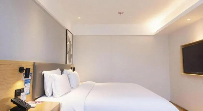 Bed in GreenTree Inn Lianyungang Suning Square Hualian Mantion Hotel