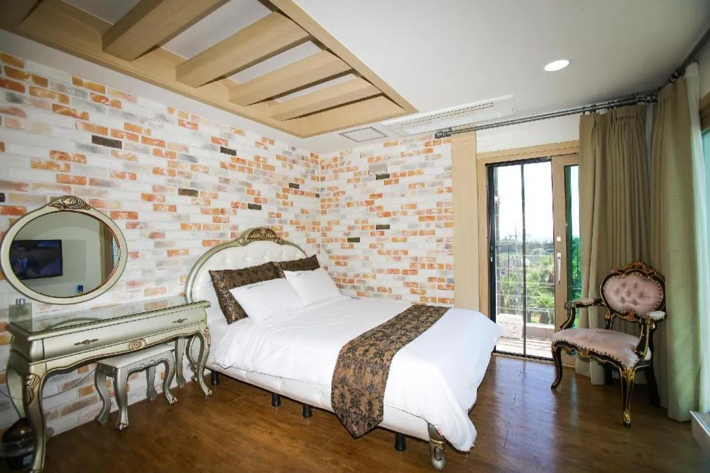 Port Avenue Hotel N Resort