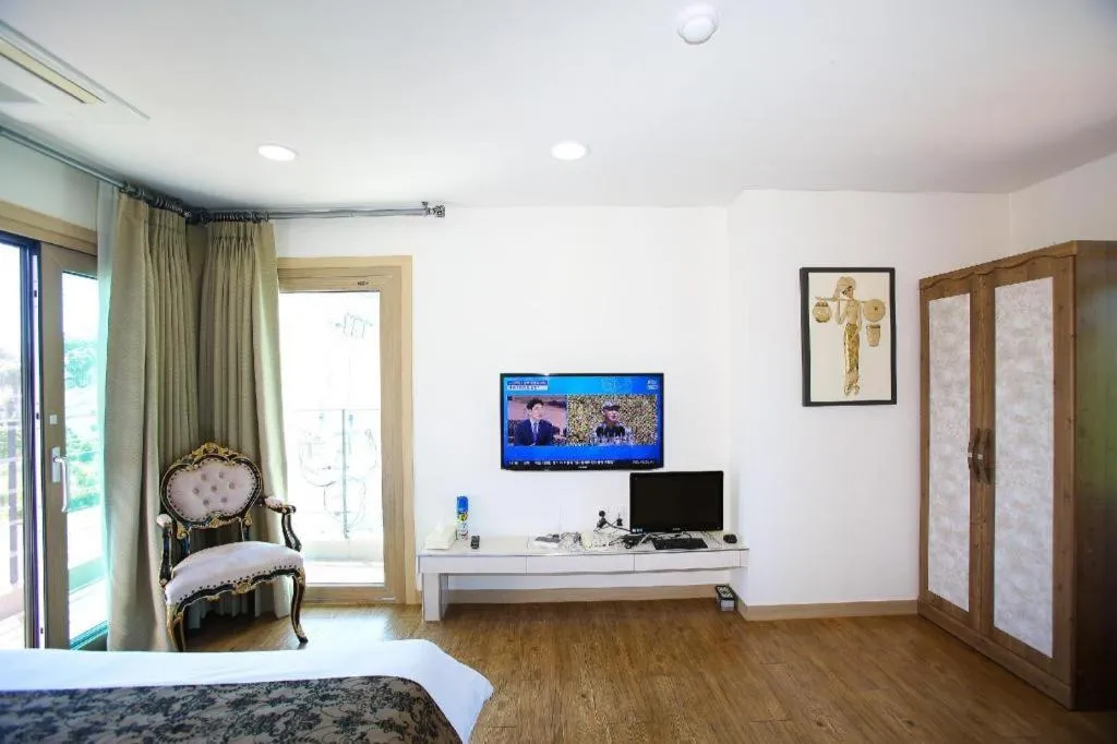 Port Avenue Hotel N Resort