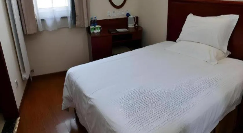Bed in GreenTree Inn Beijing Shangdi East Anningzhuang Road Shell Hotel