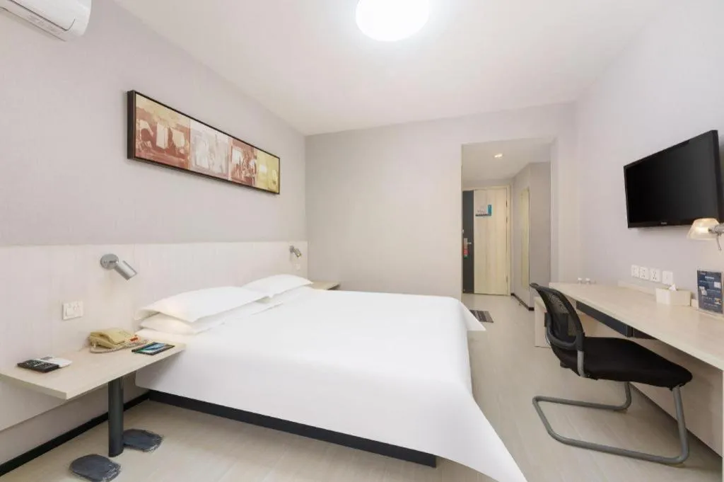 Bed in Jinjiang Inn Dalian Development Zone Jinma Road Light Railway Station