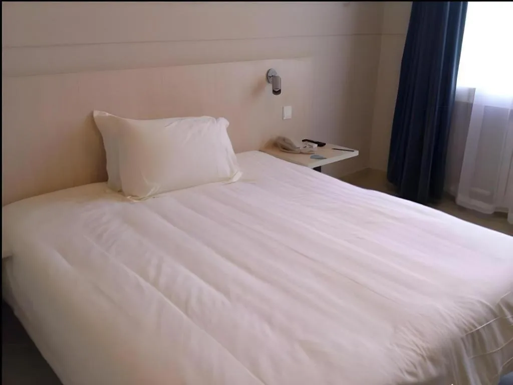 Bed in Jinjiang Inn Dalian Development Zone Jinma Road Light Railway Station