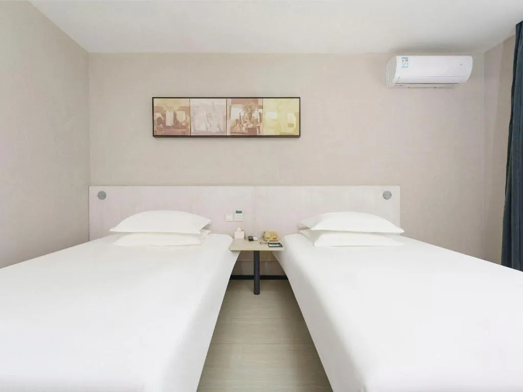 Bed in Jinjiang Inn Dalian Development Zone Jinma Road Light Railway Station