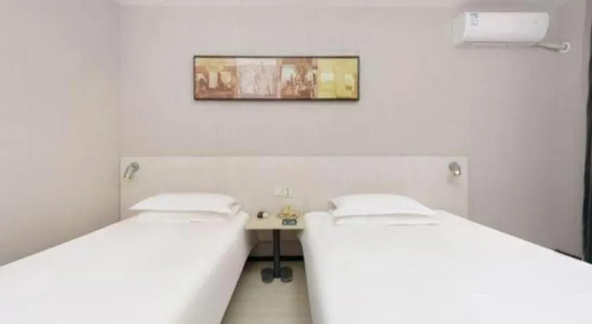Bed in Jinjiang Inn Dalian Development Zone Jinma Road Light Railway Station