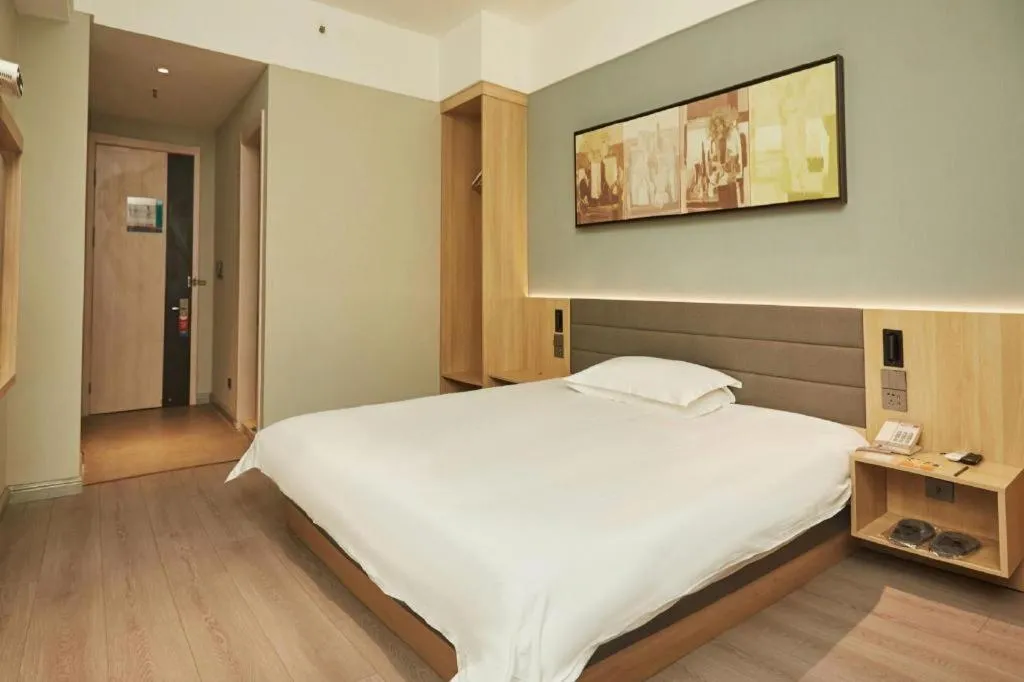 Bed in Jinjiang Inn Zhengzhou Railway Station Erqi Square Metro Station