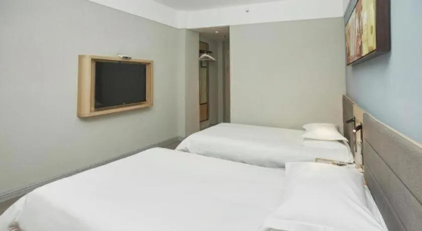 Bed in Jinjiang Inn Zhengzhou Railway Station Erqi Square Metro Station