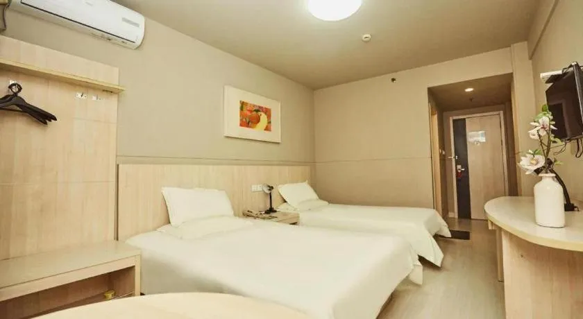 Bed in Jinjiang Inn Zhengzhou Railway Station Erqi Square Metro Station