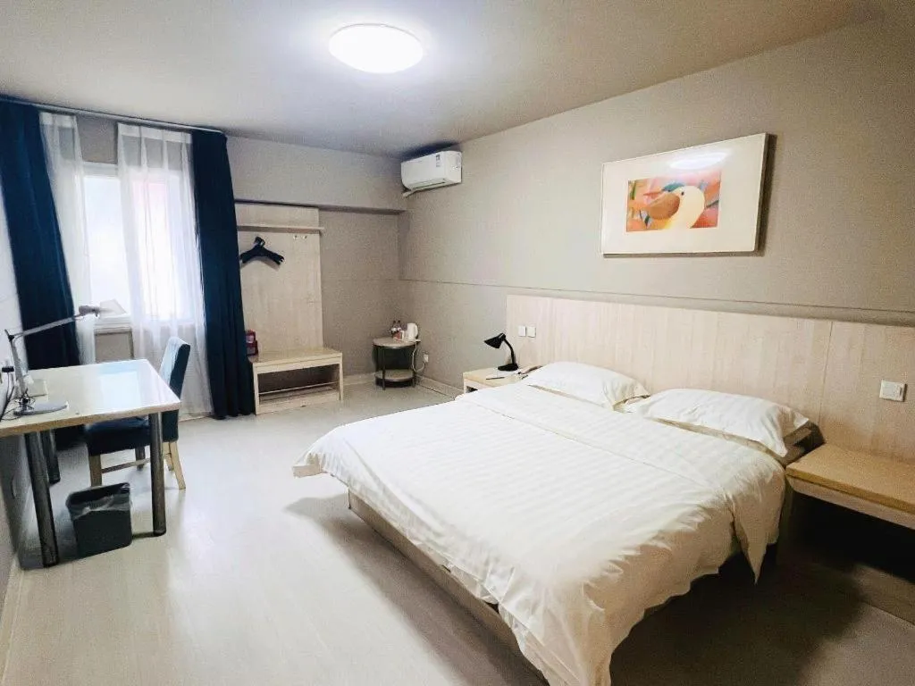 Bed in Jinjiang Inn Zhengzhou Railway Station Erqi Square Metro Station