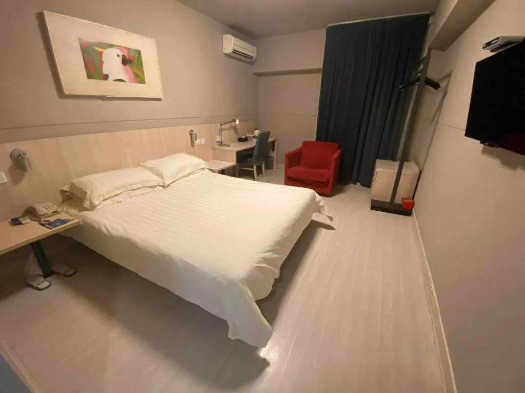 Bed in Jinjiang Inn Zhengzhou Railway Station Erqi Square Metro Station