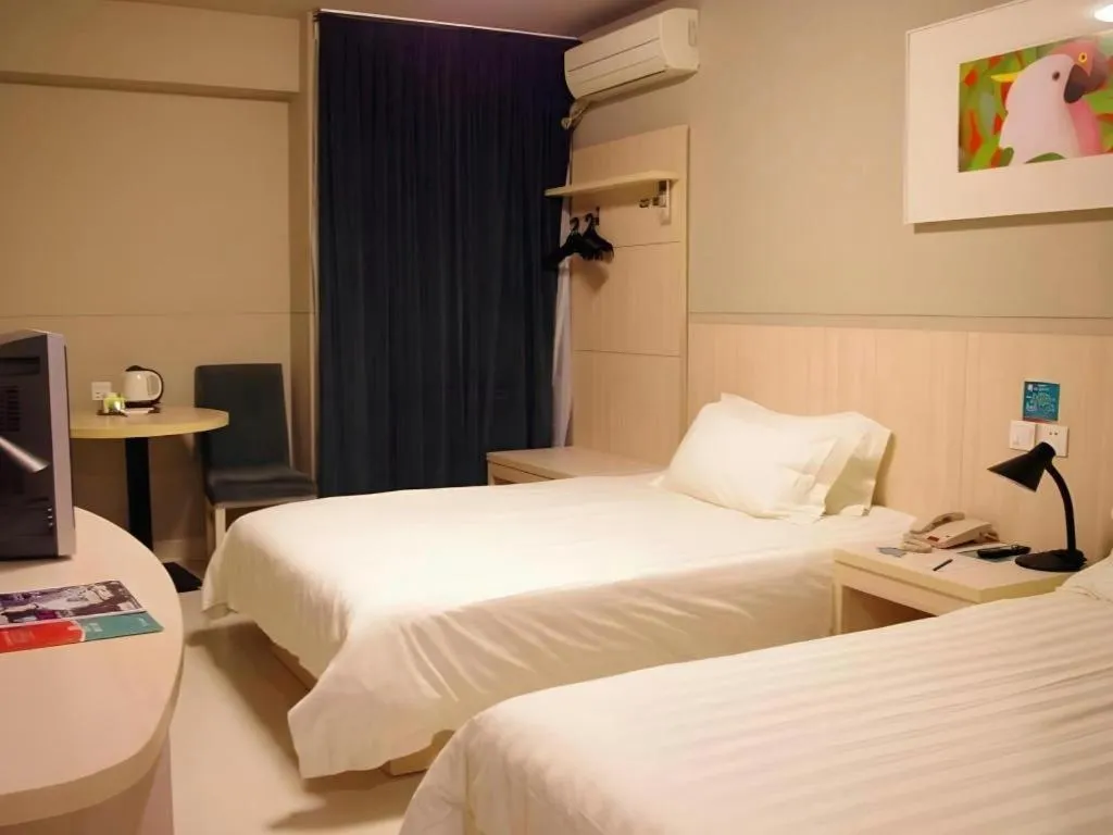 Bed in Jinjiang Inn Zhengzhou Railway Station Erqi Square Metro Station