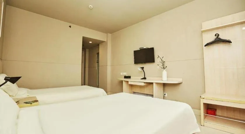 Bed in Jinjiang Inn Zhengzhou Railway Station Erqi Square Metro Station