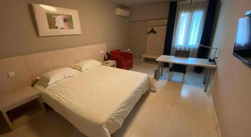 Bed in Jinjiang Inn Zhengzhou Railway Station Erqi Square Metro Station