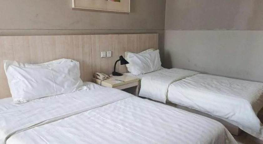 Bed in Jinjiang Inn Zhengzhou Railway Station Erqi Square Metro Station