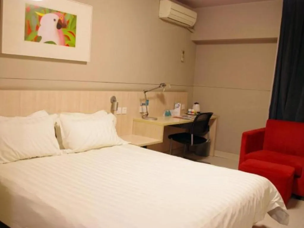 Bed in Jinjiang Inn Zhengzhou Railway Station Erqi Square Metro Station
