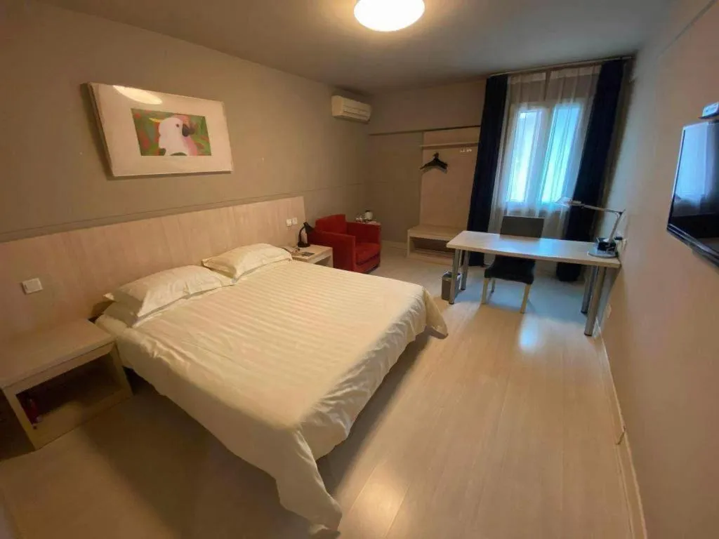 Bed in Jinjiang Inn Zhengzhou Railway Station Erqi Square Metro Station