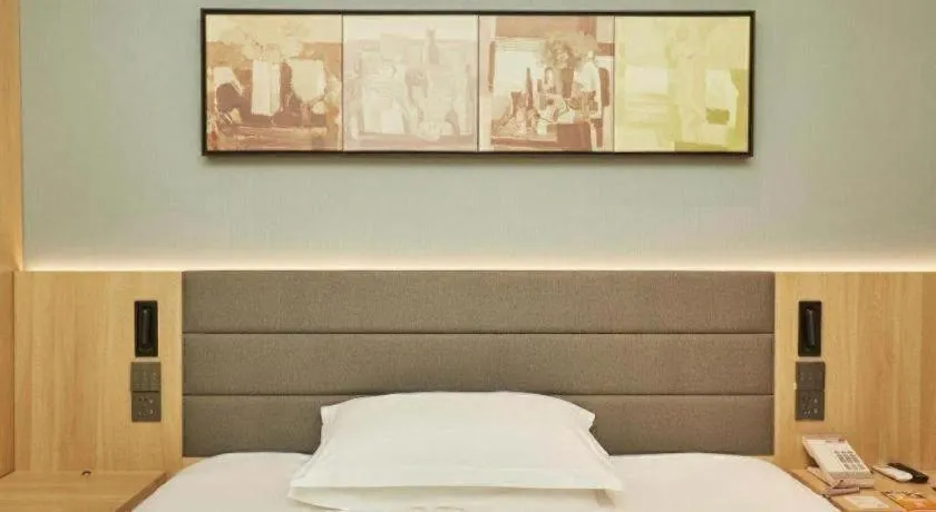 Bed in Jinjiang Inn Zhengzhou Railway Station Erqi Square Metro Station