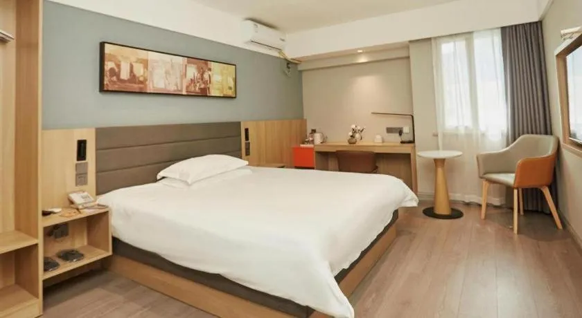 Bed in Jinjiang Inn Zhengzhou Railway Station Erqi Square Metro Station