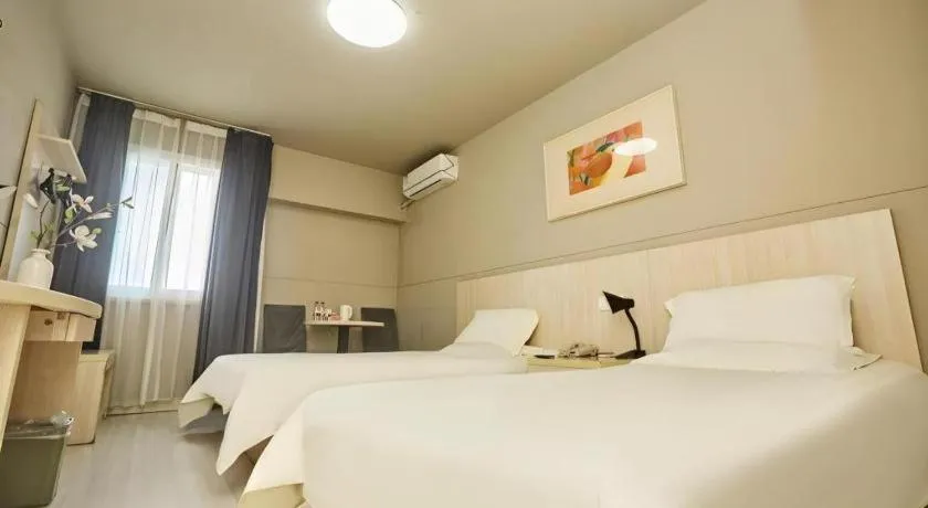 Bed in Jinjiang Inn Zhengzhou Railway Station Erqi Square Metro Station