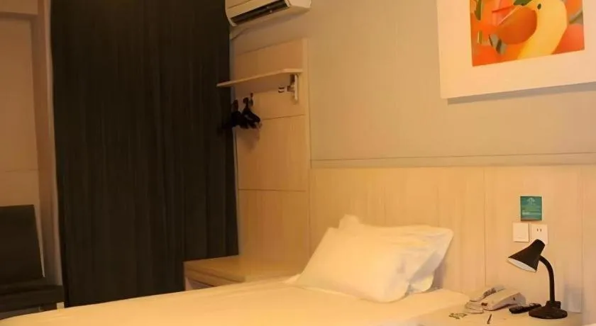 Bed in Jinjiang Inn Zhengzhou Railway Station Erqi Square Metro Station