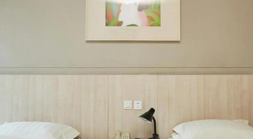Bed in Jinjiang Inn Zhengzhou Railway Station Erqi Square Metro Station