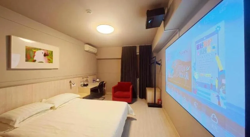 Bed in Jinjiang Inn Zhengzhou Railway Station Erqi Square Metro Station