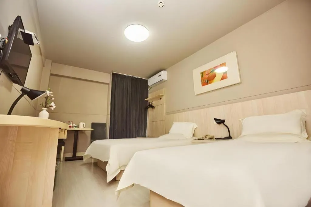 Bed in Jinjiang Inn Zhengzhou Railway Station Erqi Square Metro Station