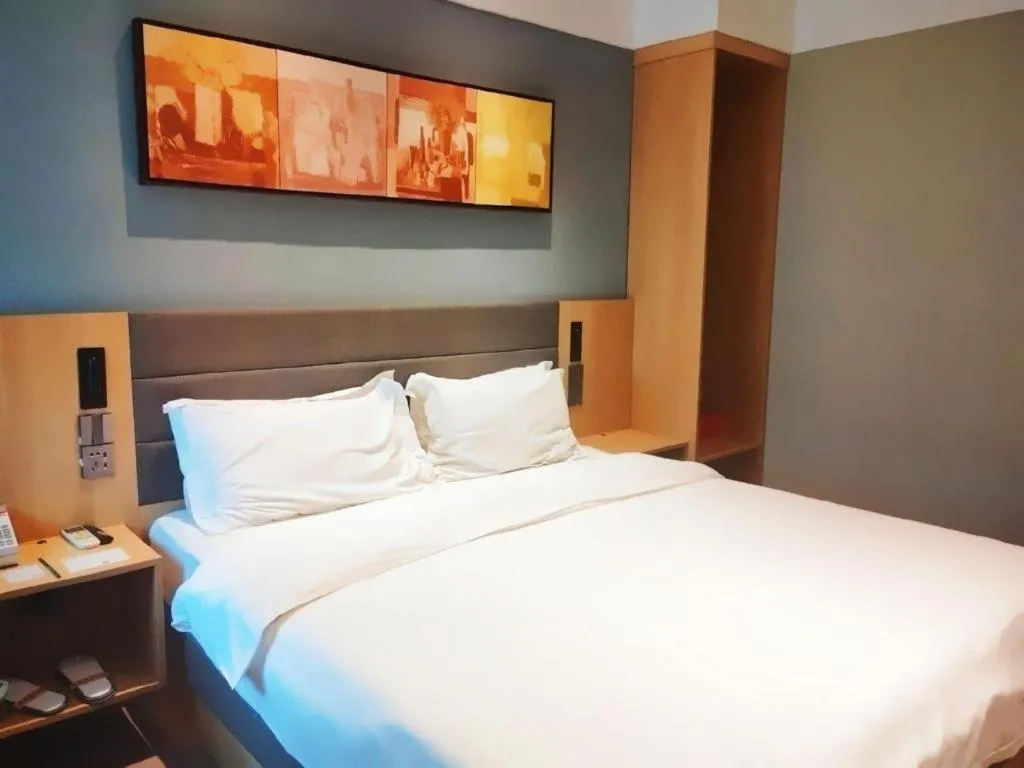 Bed in Jinjiang Inn Zhengzhou Railway Station Erqi Square Metro Station