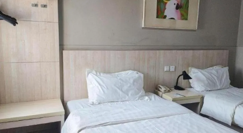 Bed in Jinjiang Inn Zhengzhou Railway Station Erqi Square Metro Station