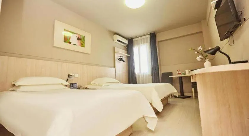 Bed in Jinjiang Inn Zhengzhou Railway Station Erqi Square Metro Station