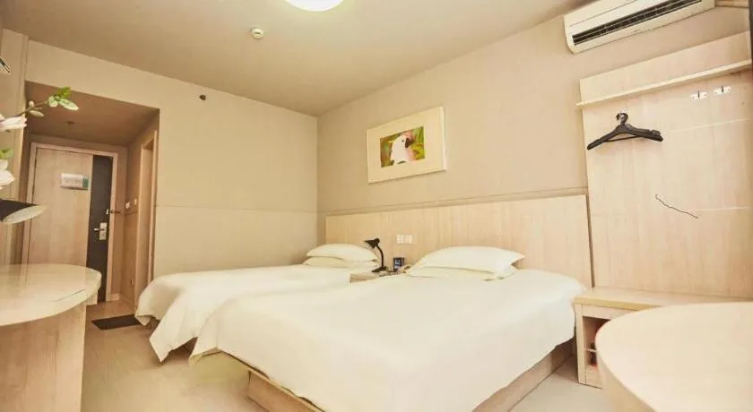 Bed in Jinjiang Inn Zhengzhou Railway Station Erqi Square Metro Station