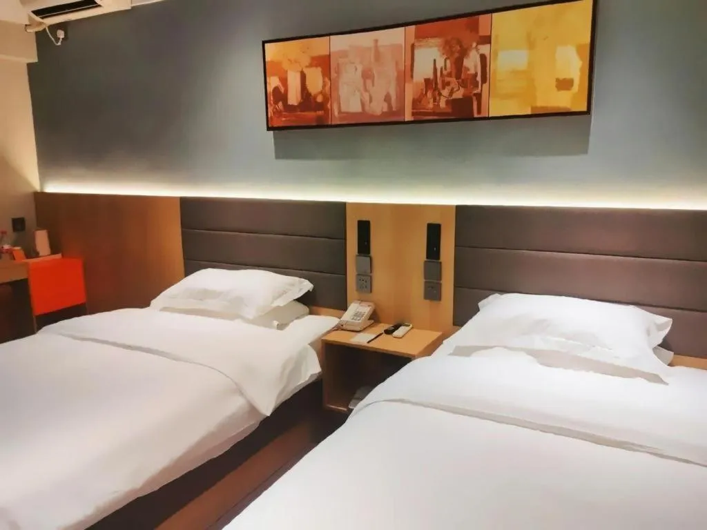 Bed in Jinjiang Inn Zhengzhou Railway Station Erqi Square Metro Station