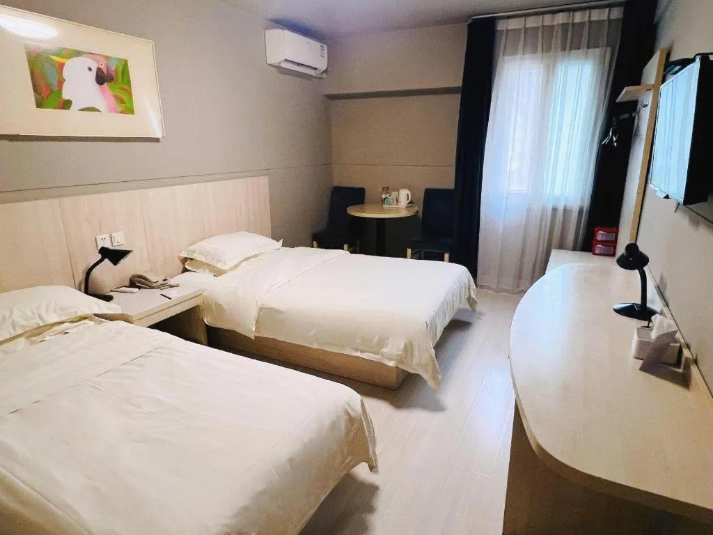 Bed in Jinjiang Inn Zhengzhou Railway Station Erqi Square Metro Station