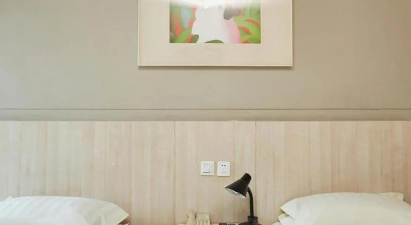 Bed in Jinjiang Inn Zhengzhou Railway Station Erqi Square Metro Station