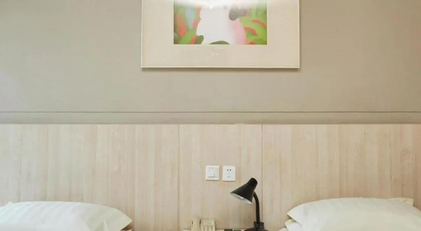 Bed in Jinjiang Inn Zhengzhou Railway Station Erqi Square Metro Station