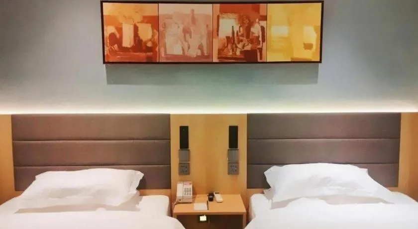 Bed in Jinjiang Inn Zhengzhou Railway Station Erqi Square Metro Station