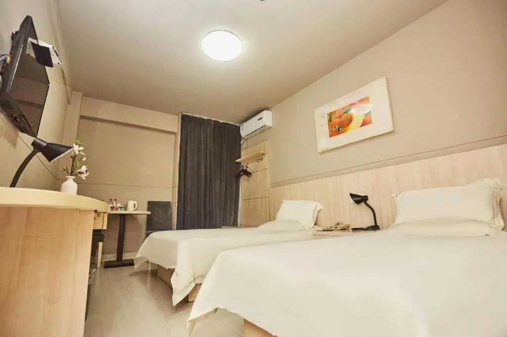 Bed in Jinjiang Inn Zhengzhou Railway Station Erqi Square Metro Station