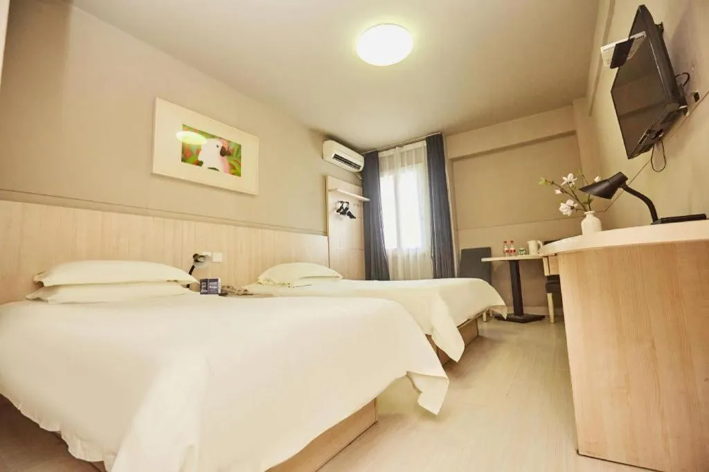 Bed in Jinjiang Inn Zhengzhou Railway Station Erqi Square Metro Station