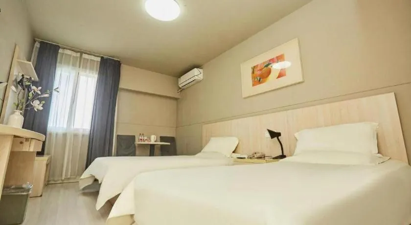 Bed in Jinjiang Inn Zhengzhou Railway Station Erqi Square Metro Station