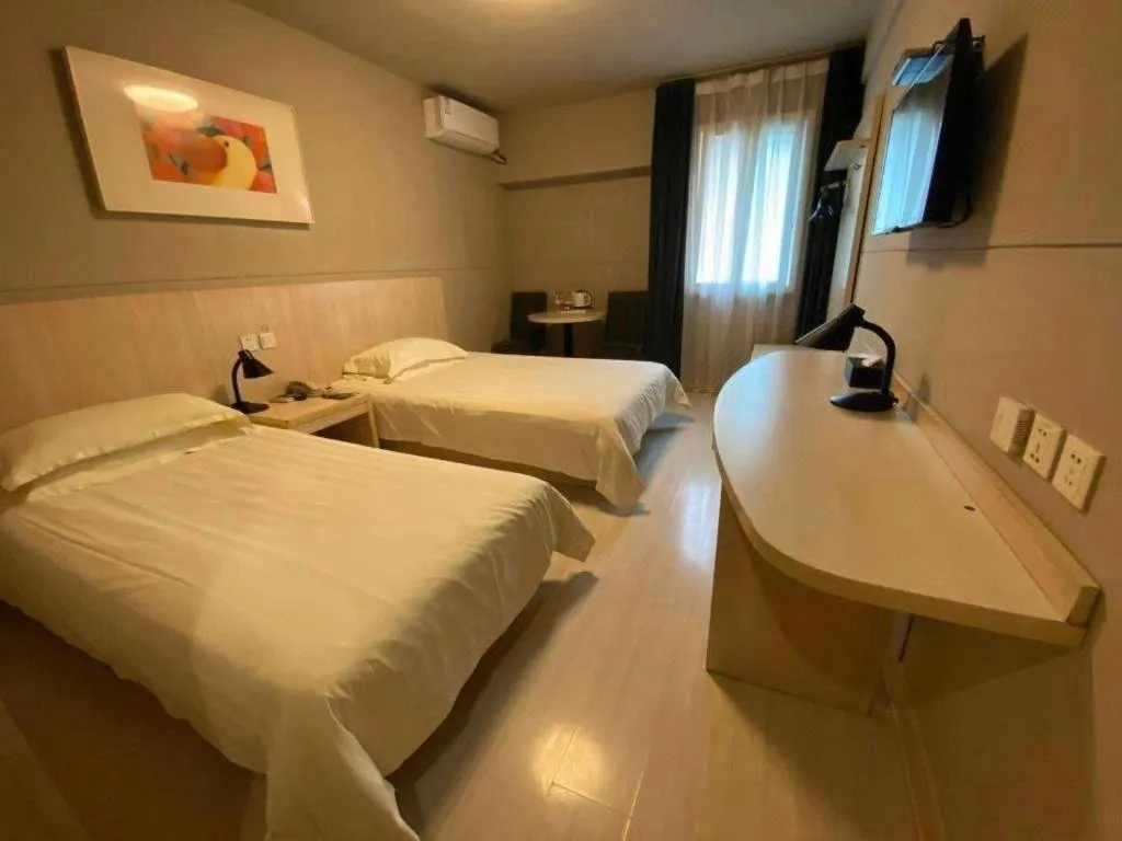 Bed in Jinjiang Inn Zhengzhou Railway Station Erqi Square Metro Station