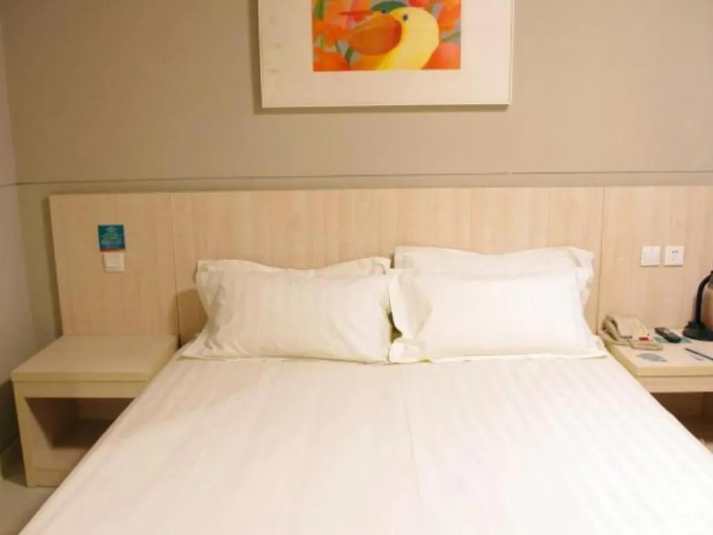 Bed in Jinjiang Inn Zhengzhou Railway Station Erqi Square Metro Station