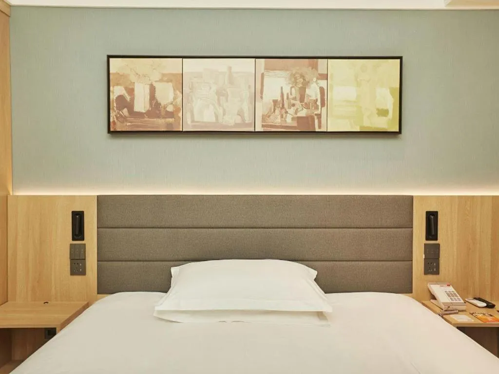 Bed in Jinjiang Inn Zhengzhou Railway Station Erqi Square Metro Station