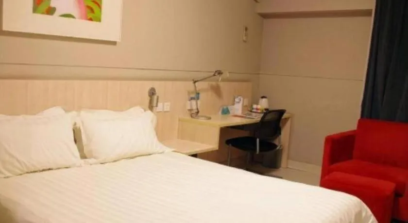 Bed in Jinjiang Inn Zhengzhou Railway Station Erqi Square Metro Station