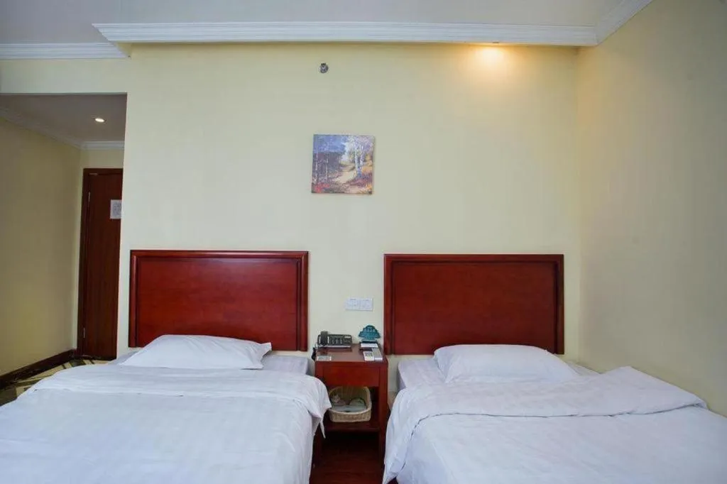 Bed in GreenTree Inn Shanghai South Railway Station Xujiahui Stadium Subway Station Shell Hotel