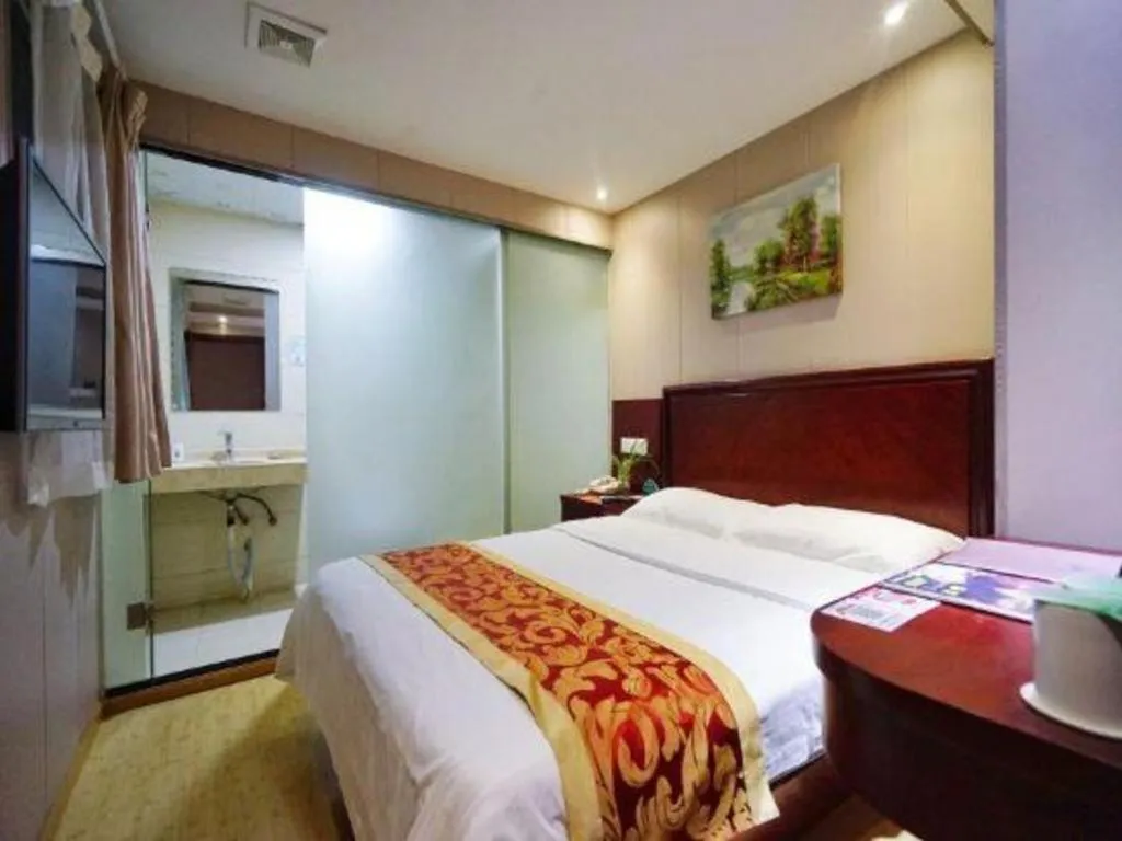 Bed in GreenTree Inn Shanghai South Railway Station Xujiahui Stadium Subway Station Shell Hotel