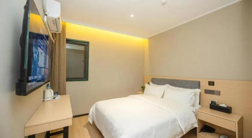 Bed in GreenTree Inn Shanghai South Railway Station Xujiahui Stadium Subway Station Shell Hotel