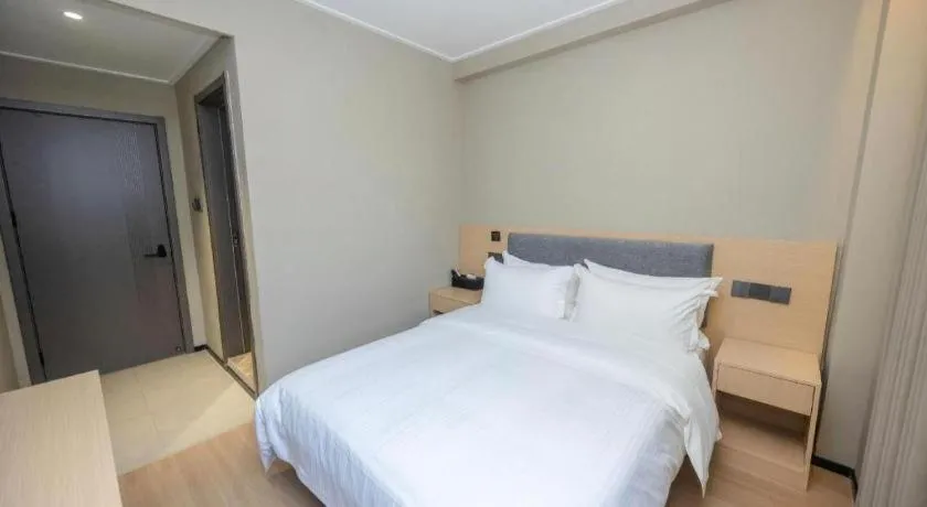 Bed in GreenTree Inn Shanghai South Railway Station Xujiahui Stadium Subway Station Shell Hotel