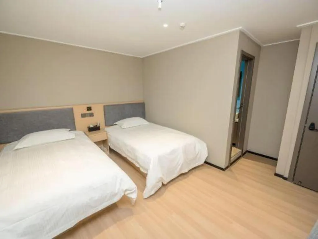 Bed in GreenTree Inn Shanghai South Railway Station Xujiahui Stadium Subway Station Shell Hotel